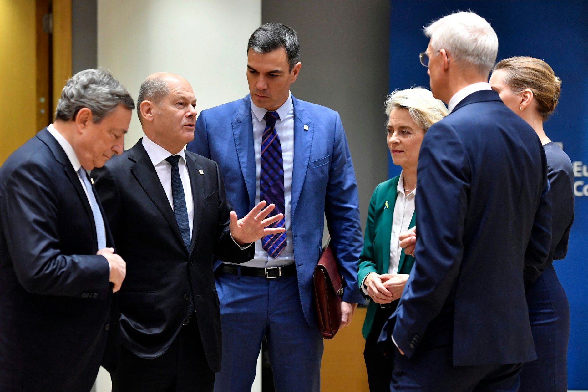 Die Regierungschefs Europas während eines Treffens am runden Tisch auf einem EU-Gipfel in Brüssel.