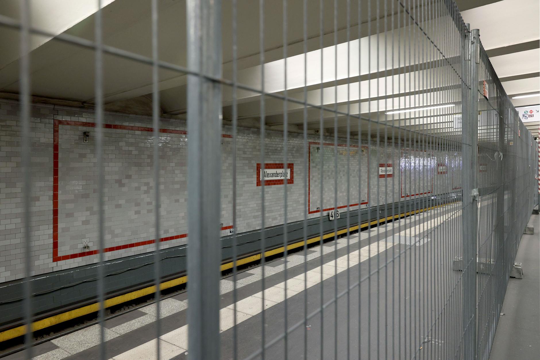 Gleis hinter Gittern: Im Bahnhof der U2 unterm Alexanderplatz in Mitte schirmt ein Bauzaun die Bahnsteigkante nach Pankow ab. Seit 7. Oktober verkehren auf dieser Seite keine U-Bahnen mehr.