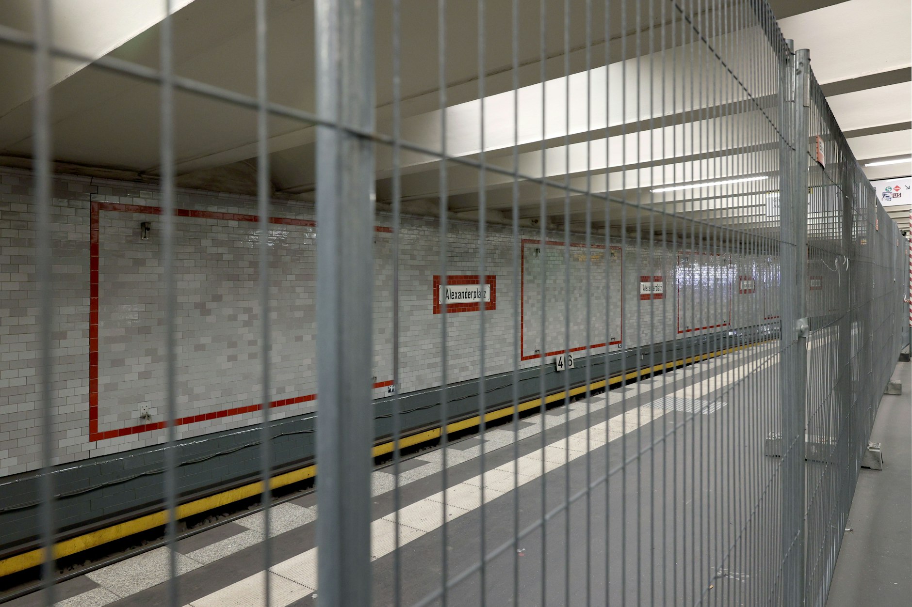 Gleis hinter Gittern: Im Bahnhof der U2 unterm Alexanderplatz in Mitte schirmt ein Bauzaun die Bahnsteigkante nach Pankow ab. Seit 7. Oktober verkehren auf dieser Seite keine U-Bahnen mehr.