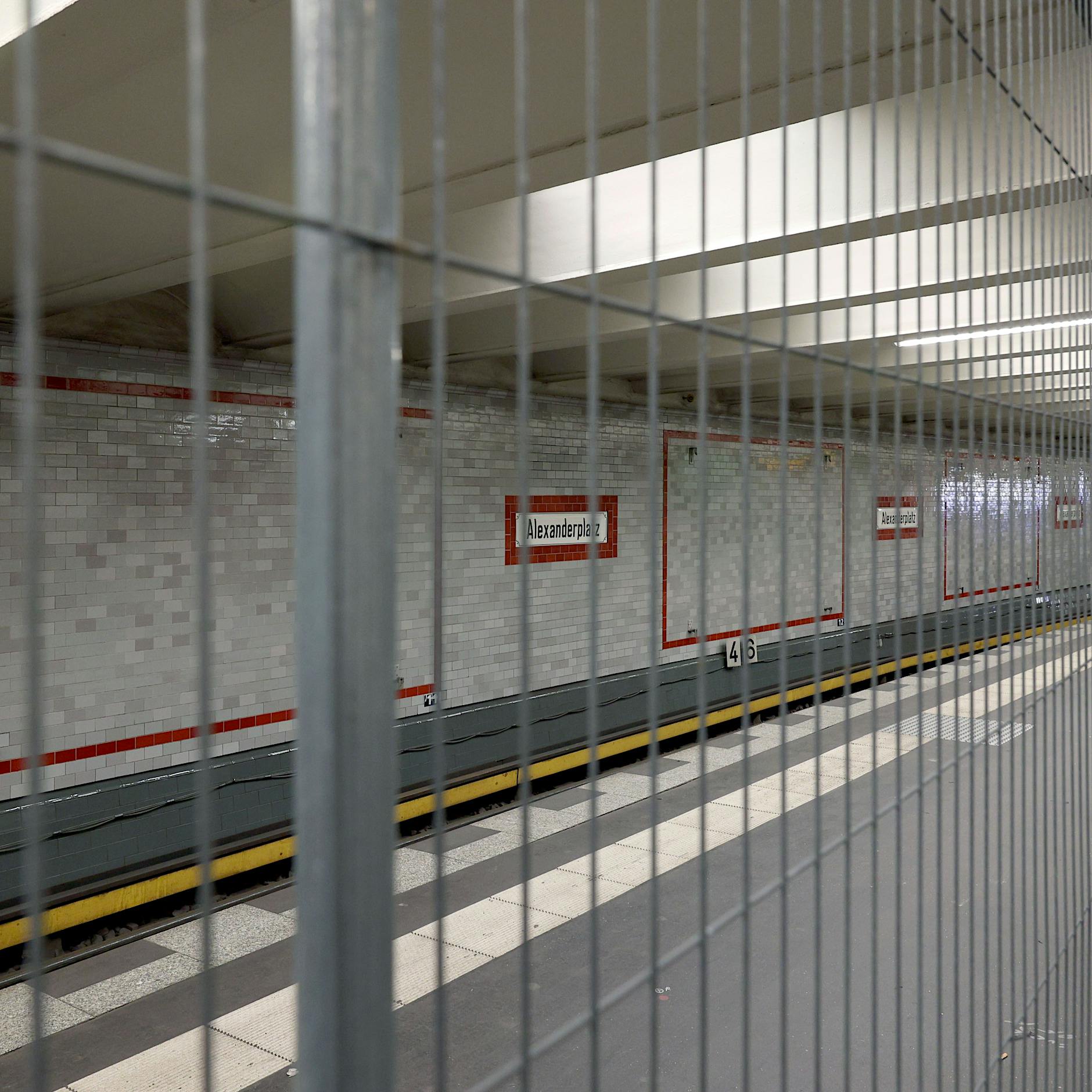 BVG bedauert: Teilsperrung der U2 unterm Alexanderplatz wird noch lange dauern