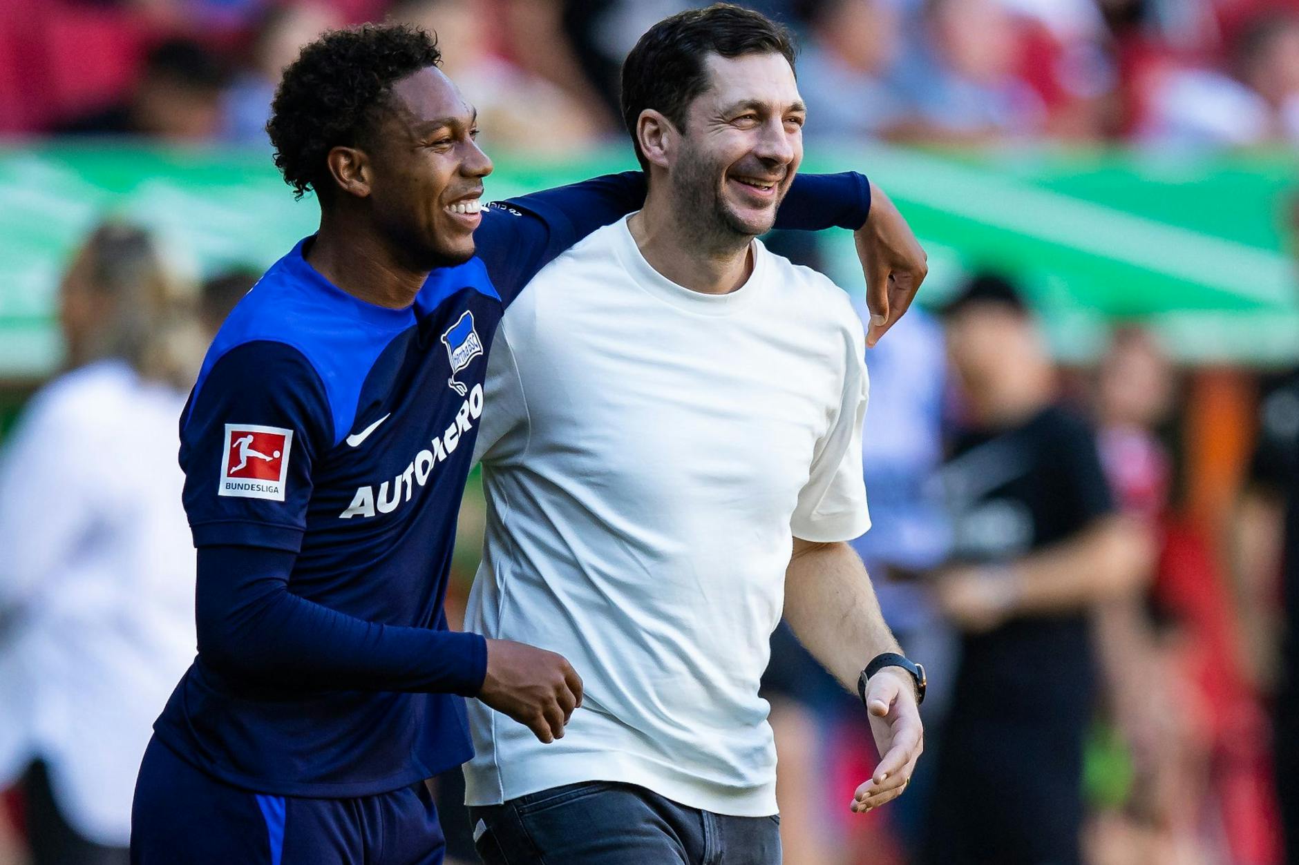 Herthas Djanga Boetius (l.) und Cheftrainer Sandro Schwarz verstehen sich bestens. Der Spieler ist so heiß auf sein Comeback. Ob es schon Sonntag gegen Schalke klappt?