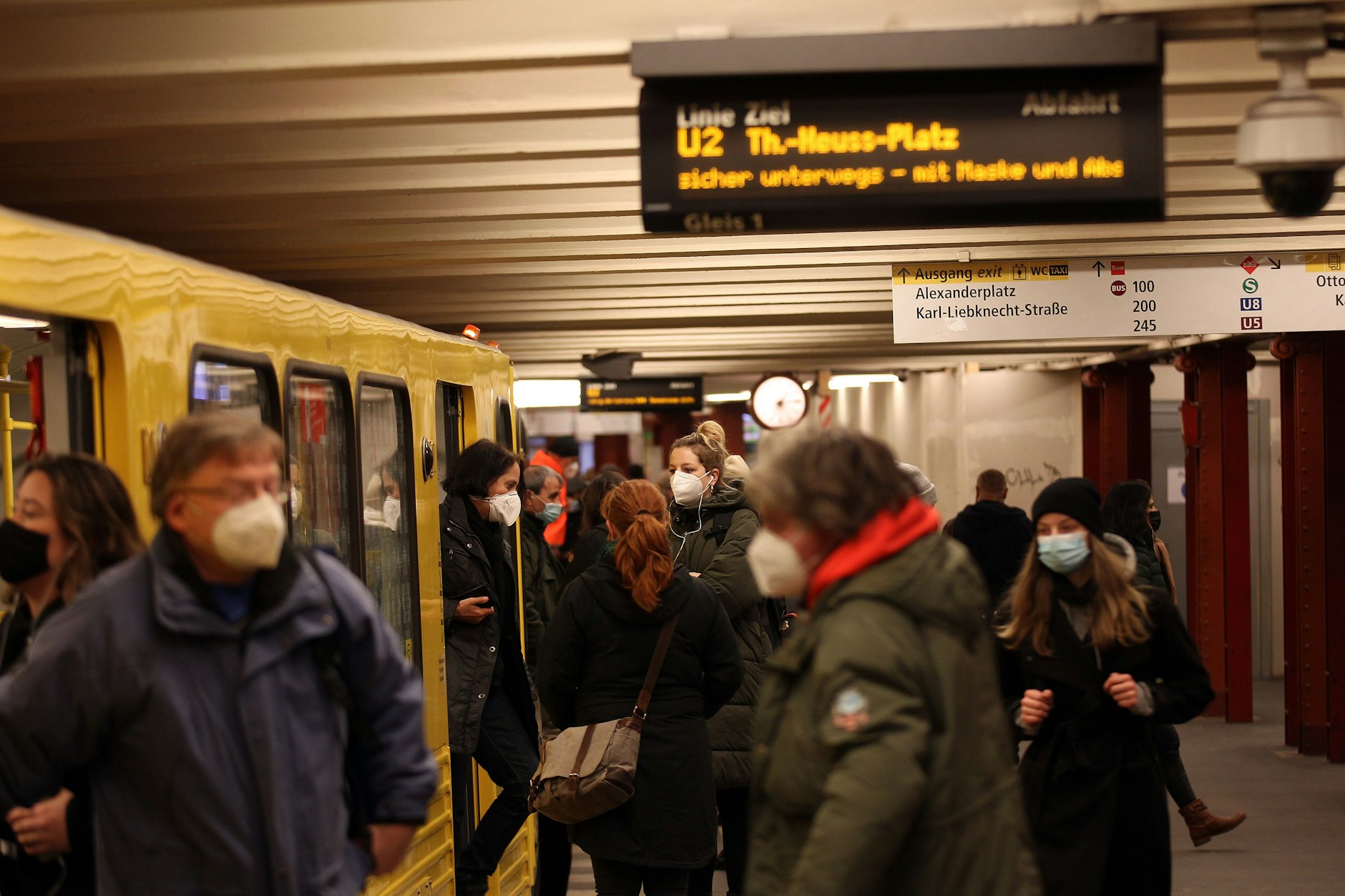 Viel los unter dem Alexanderplatz: Die U2 wird normalerweise stark genutzt – hier eine Bahnsteigszene von 2021. Jetzt verkehren auf diesem Gleis Pendelzüge im 15-Minuten-Takt.