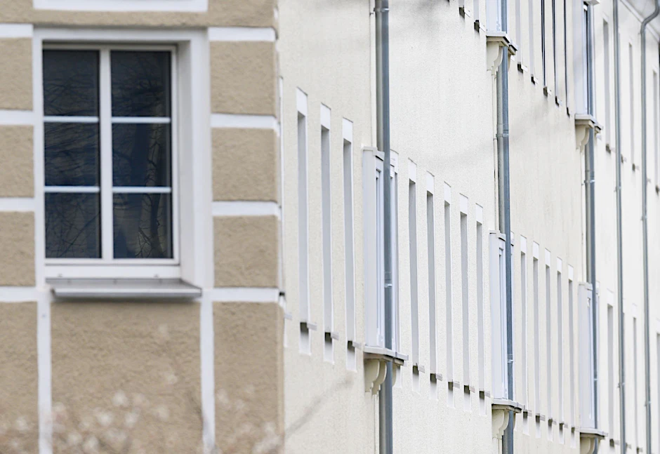 ARCHIV - Blick auf ein Mehrfamilienhaus in der Innenstadt.  bild