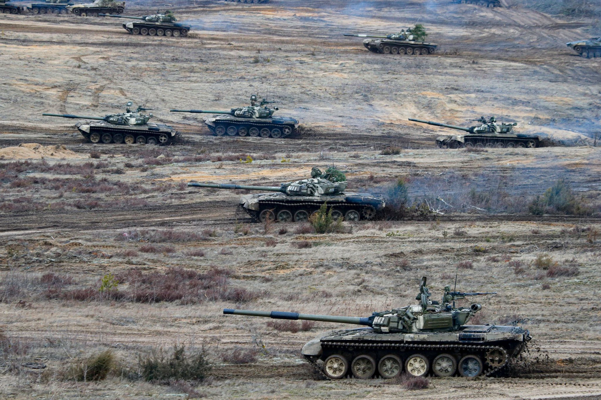Fahrende Panzer während der Militärübungen „Union Courage-2022“ zwischen Russland und Belarus auf einem Feld des Truppenübungsplatzes Obuz-Lesnovski.