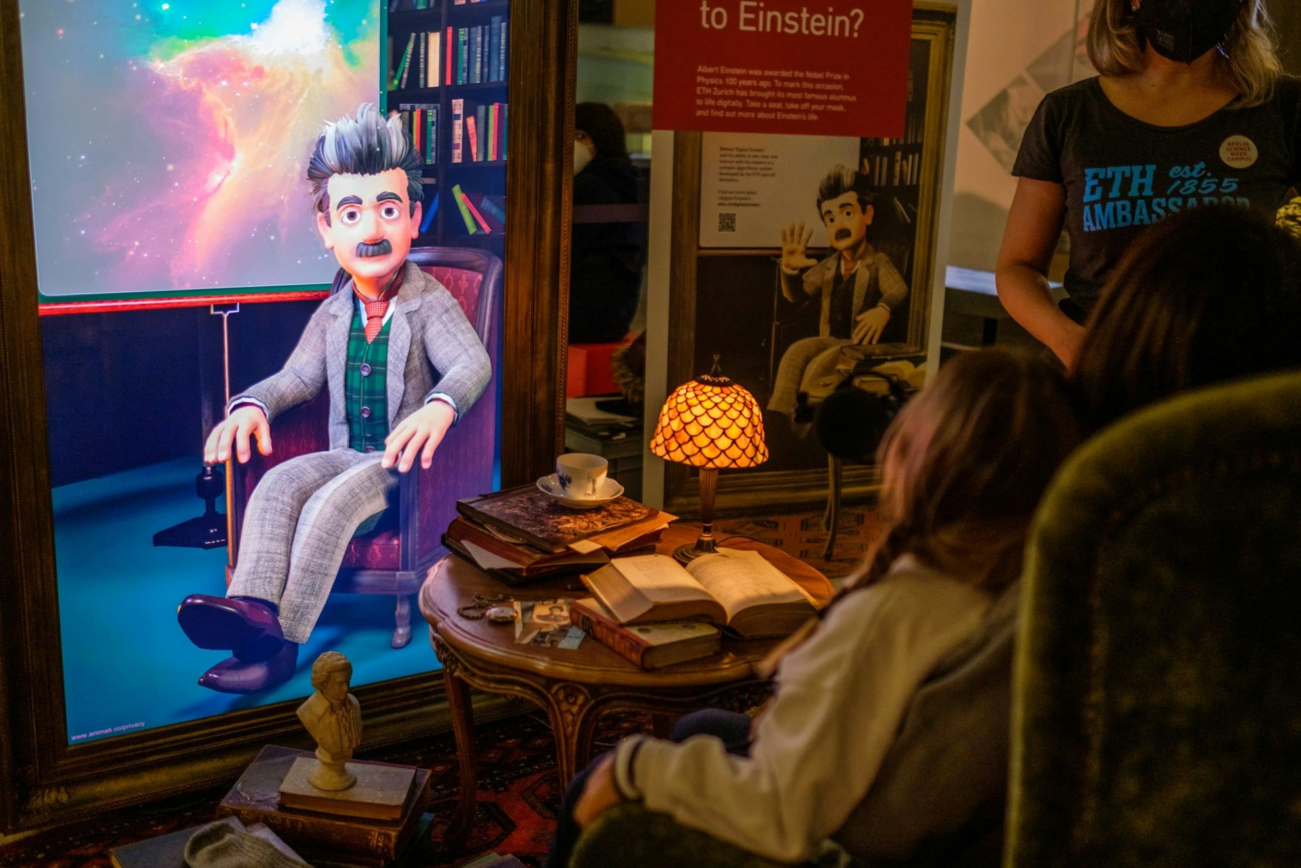 Gespräch mit dem „Digitalen Einstein“ in einer Ausstellung der ETH Zürich auf der Berlin Science Week 2021.