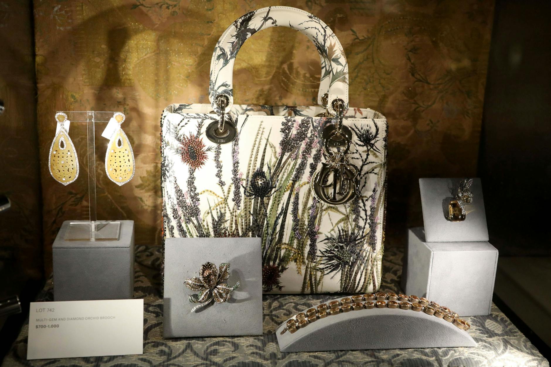 Blick auf eine Dior-Handtasche aus der Ann and Gordon Getty Collection, die bei Christie's New York versteigert wurde.