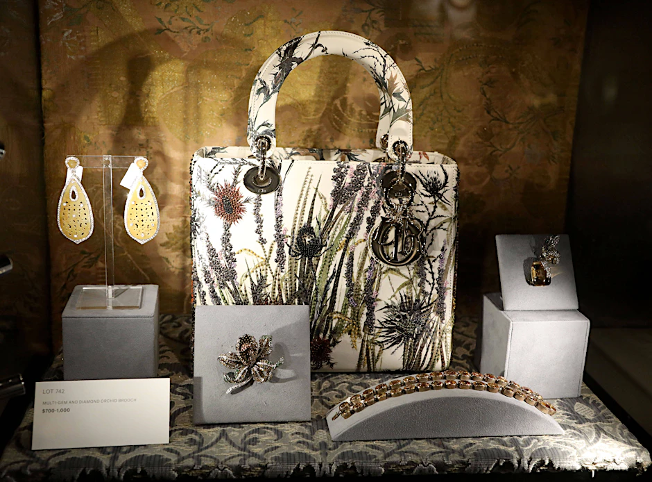 Blick auf eine Dior-Handtasche aus der Ann and Gordon Getty Collection, die bei Christie