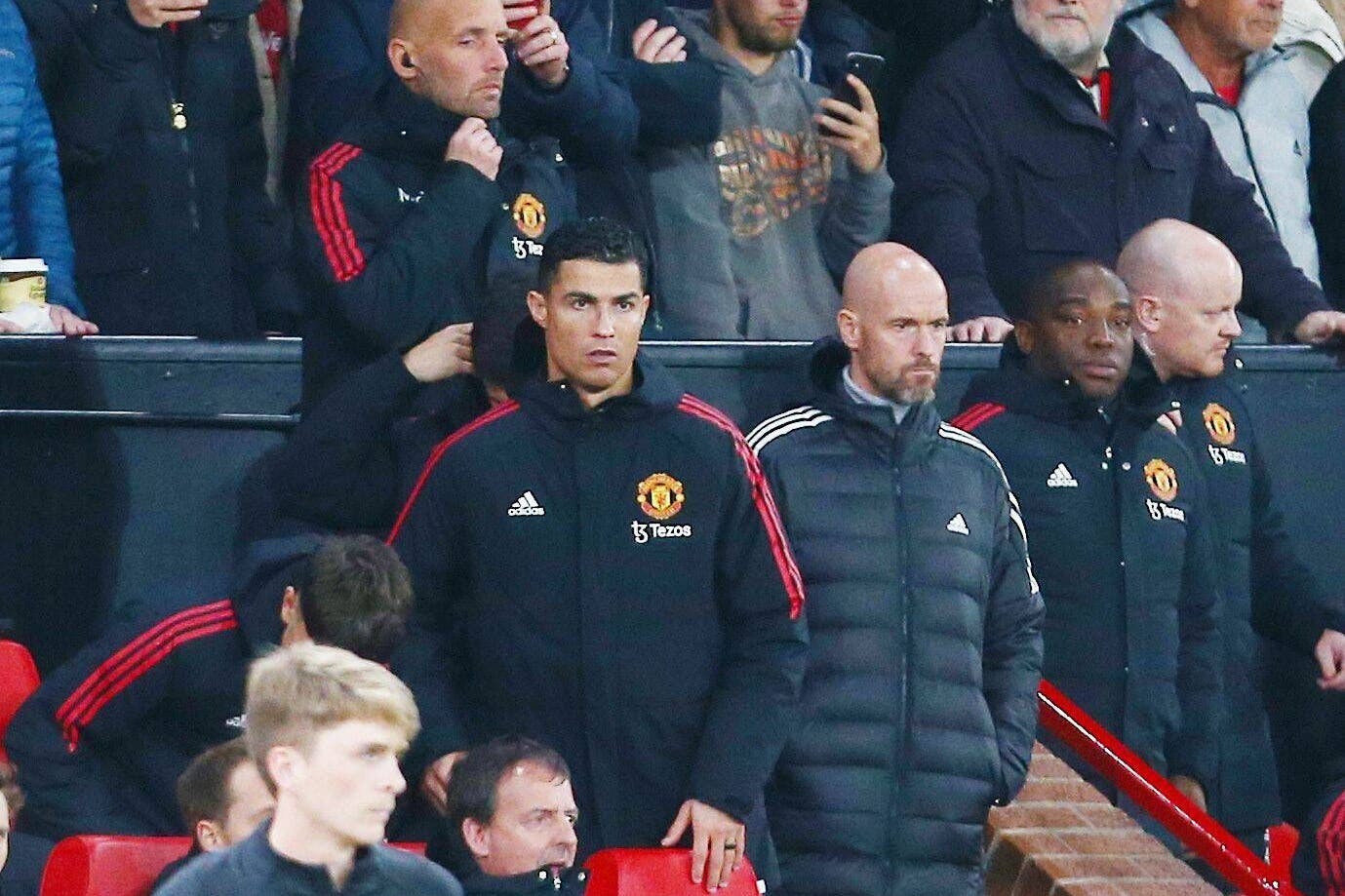 Cristiano Ronaldo beim 2:0 gegen Tottenham. Erst stand er noch bei ManU-Coach Erik ten Hag. In der 88. Minute verließ er die Ersatzbank.