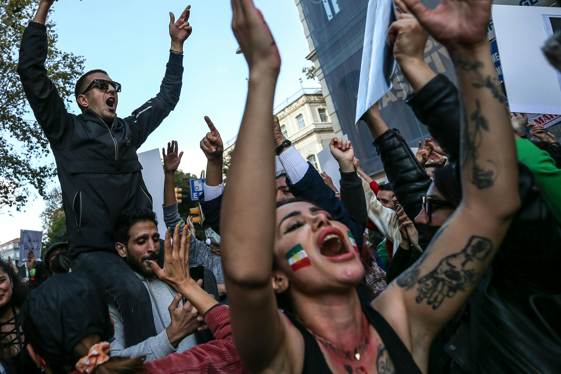 Menschen bei einer Demonstration nach dem Tod von Mahsa Amini.