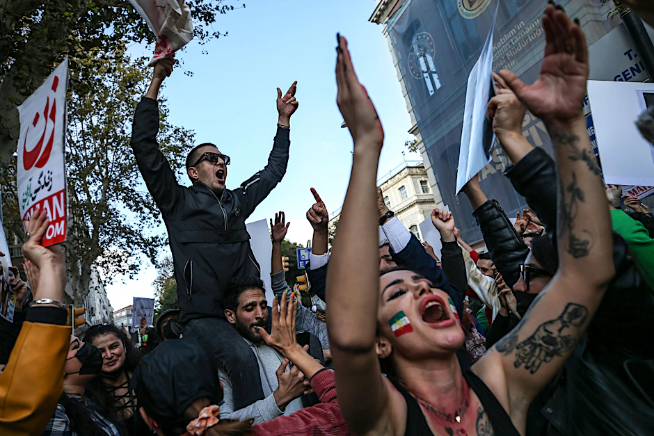 Menschen bei einer Demonstration nach dem Tod von Mahsa Amini.
