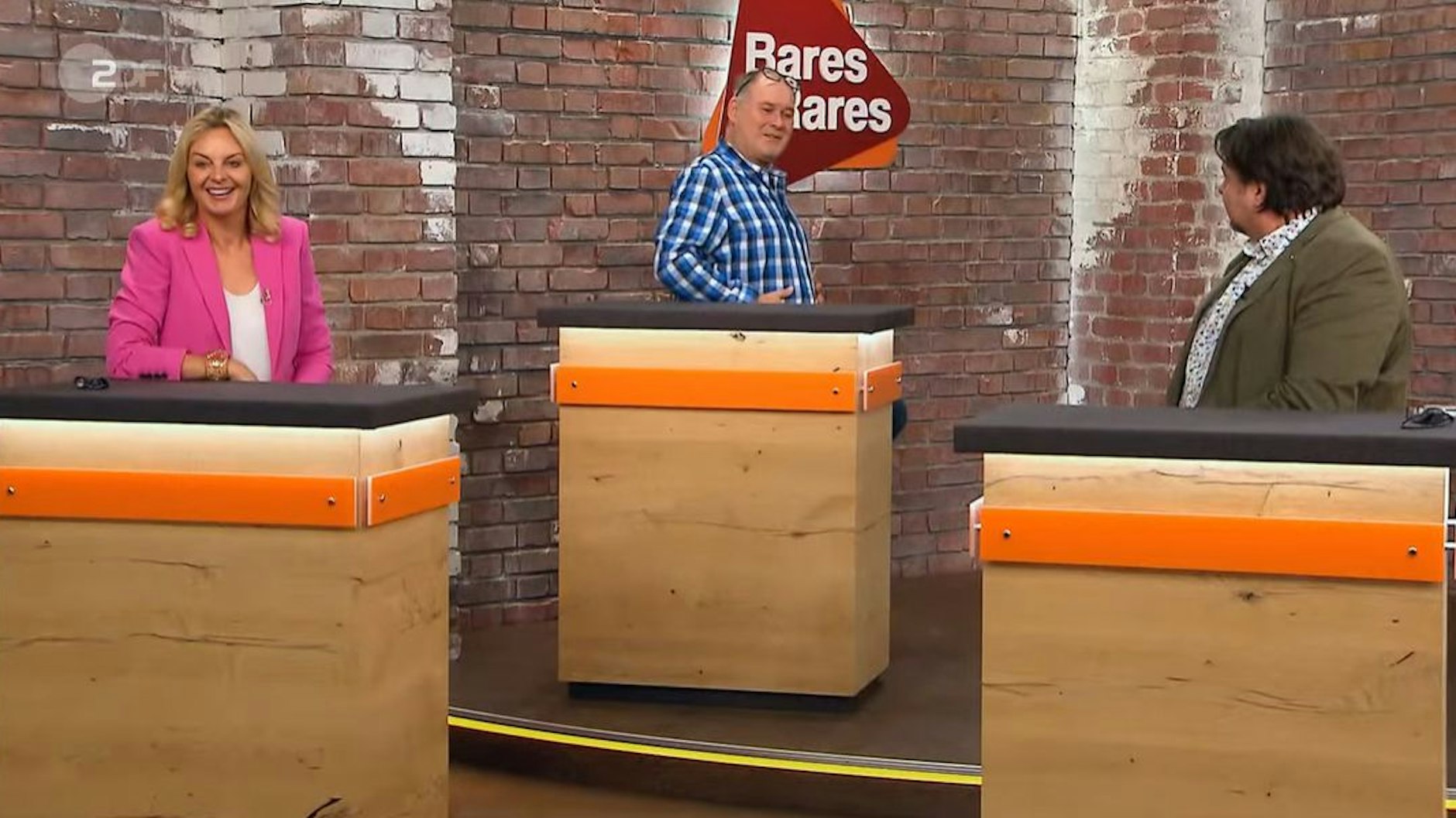 Waldi&nbsp; besiegelt die „dicke“ „Bares für Rares“-Freundschaft mit Daniel (r.) – denn „wir haben beide dicke Bäuche“.