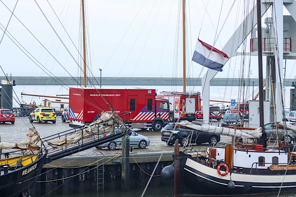 Einsatzkräfte von Notdiensten treffen im Hafen von Harlingen ein.