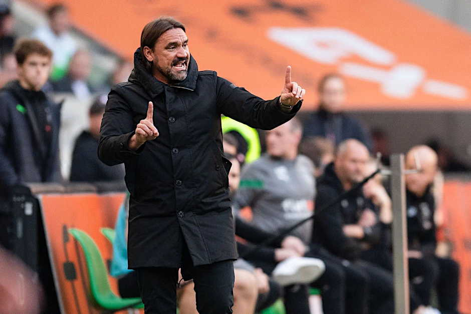Gladbachs Trainer Daniel Farke gestikuliert an der Seitenlinie.   - Nutzung nur nach schriftlicher Vereinbarung mit der dpa