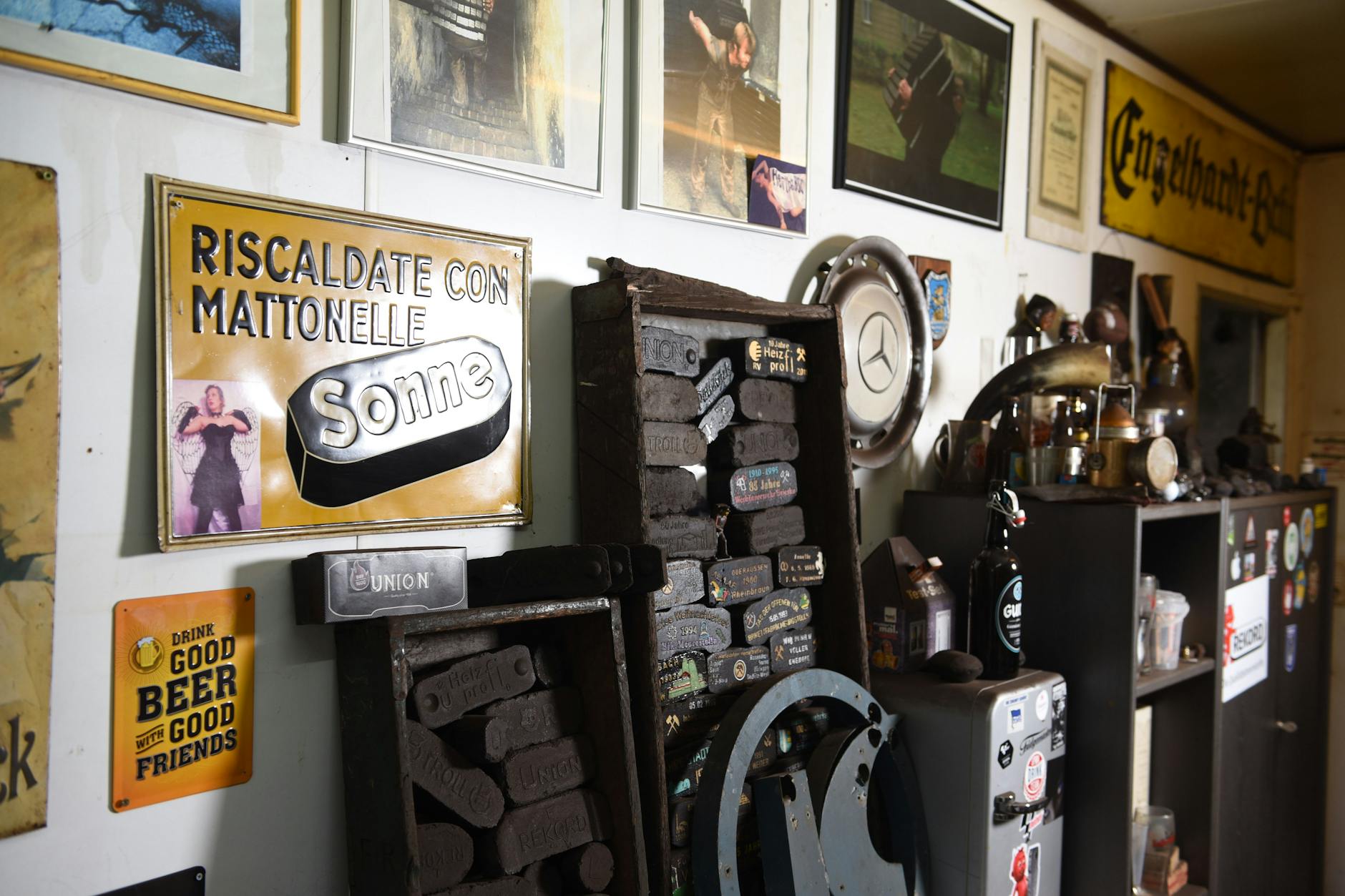 In der Kohlenhandlung von Arnd Teiche in Berlin-Prenzlauer Berg: In den Kohlekästen liegen Zierbriketts.