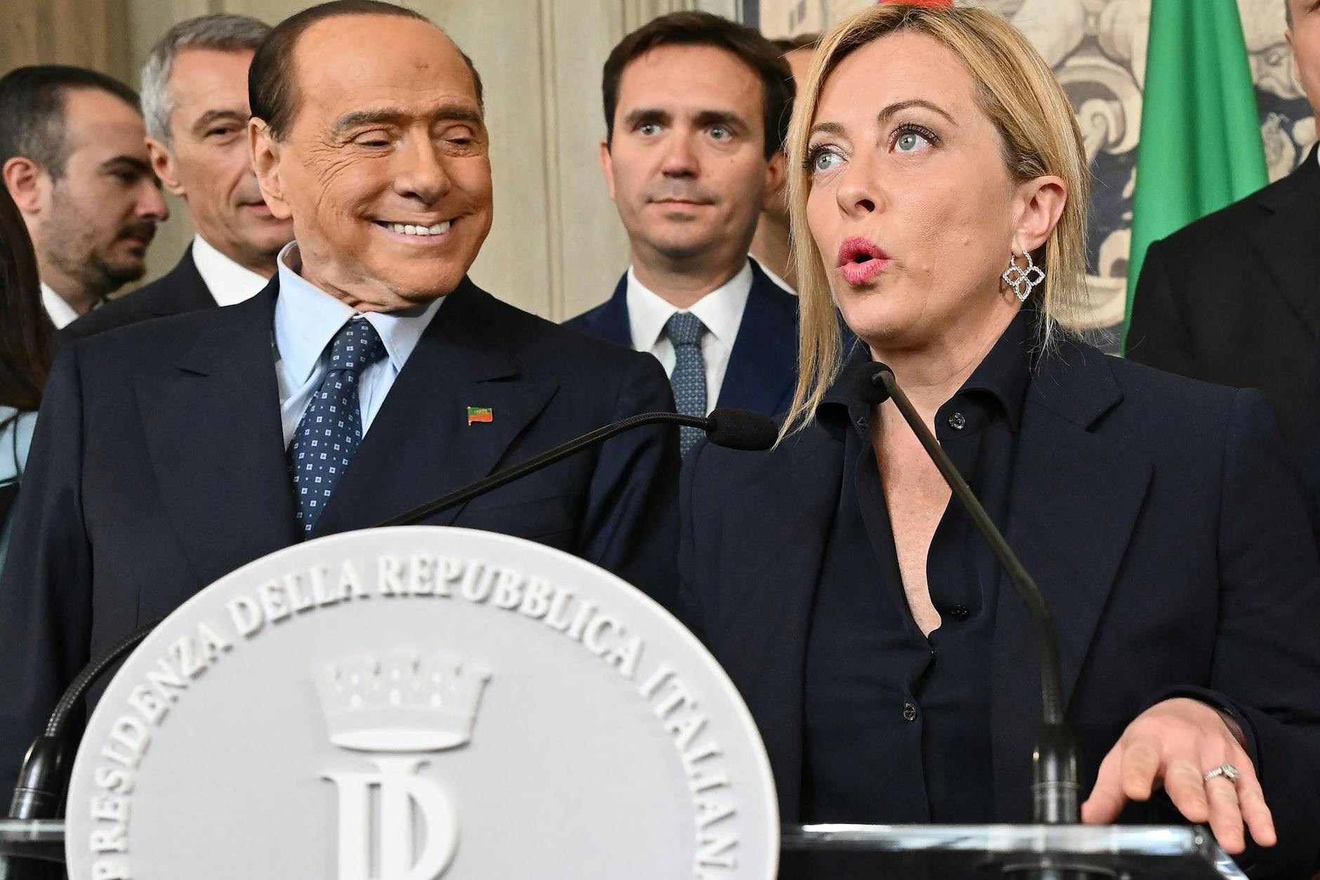 Giorgia Meloni (rechts) neben dem früheren Ministerpräsident und Putin-Freund Silvio Berlusconi am Freitag in Rom.