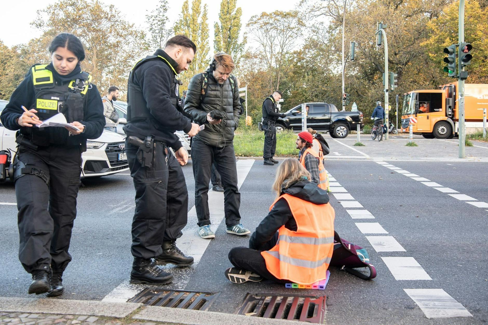Mitglieder der Gruppe Letzte Generation bei einer Blockade auf der Seestraße in Berlin. 