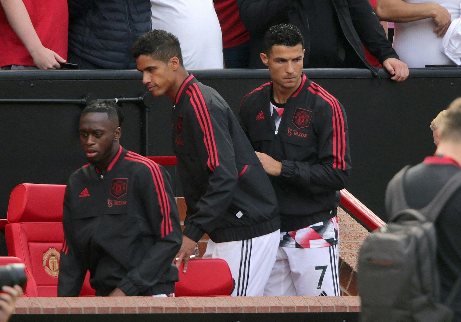 ARCHIV - Cristiano Ronaldo (r) musste sich bei Manchester United erneut mit der Reservistenrolle zufrieden geben.