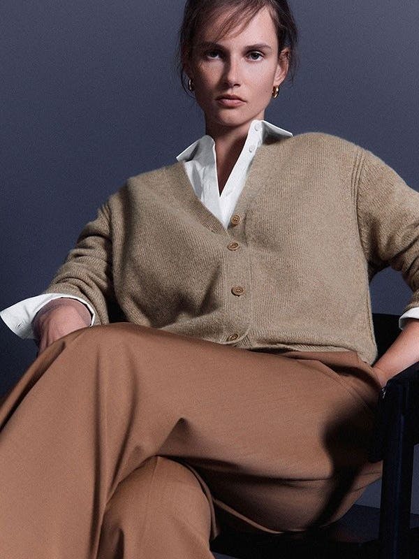 Ungefärbte Kaschmirwolle bei COS: Um die Umweltverschmutzung zu minimieren, wird vollständig auf Bleichmittel und andere chemische Farbstoffe verzichtet.