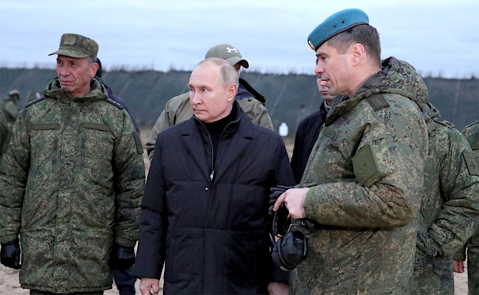 Wladimir Putin bei Militärbesuch.