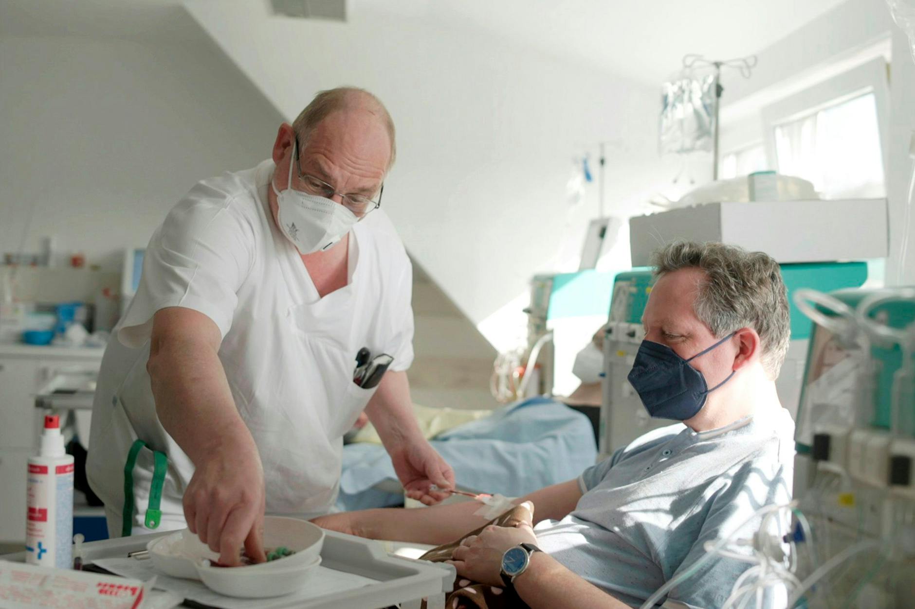 Eckart von Hirschhausen (r.) lässt nach seiner Corona-Infektion sein Blut untersuchen. In seinem Blut sind kleine Gerinnsel nachweisbar.