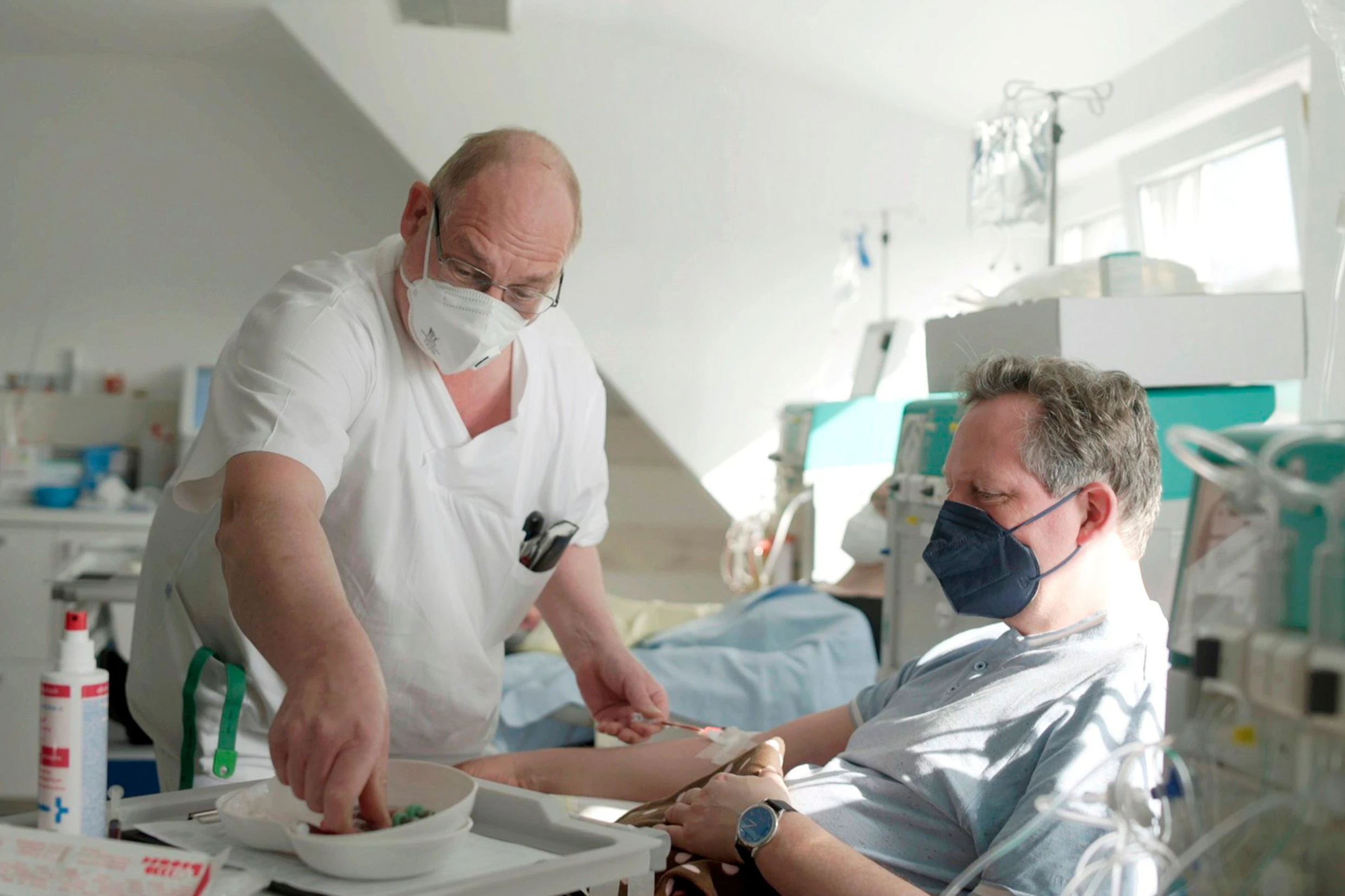 Eckart von Hirschhausen (r.) lässt nach seiner Corona-Infektion sein Blut untersuchen. In seinem Blut sind kleine Gerinnsel nachweisbar.