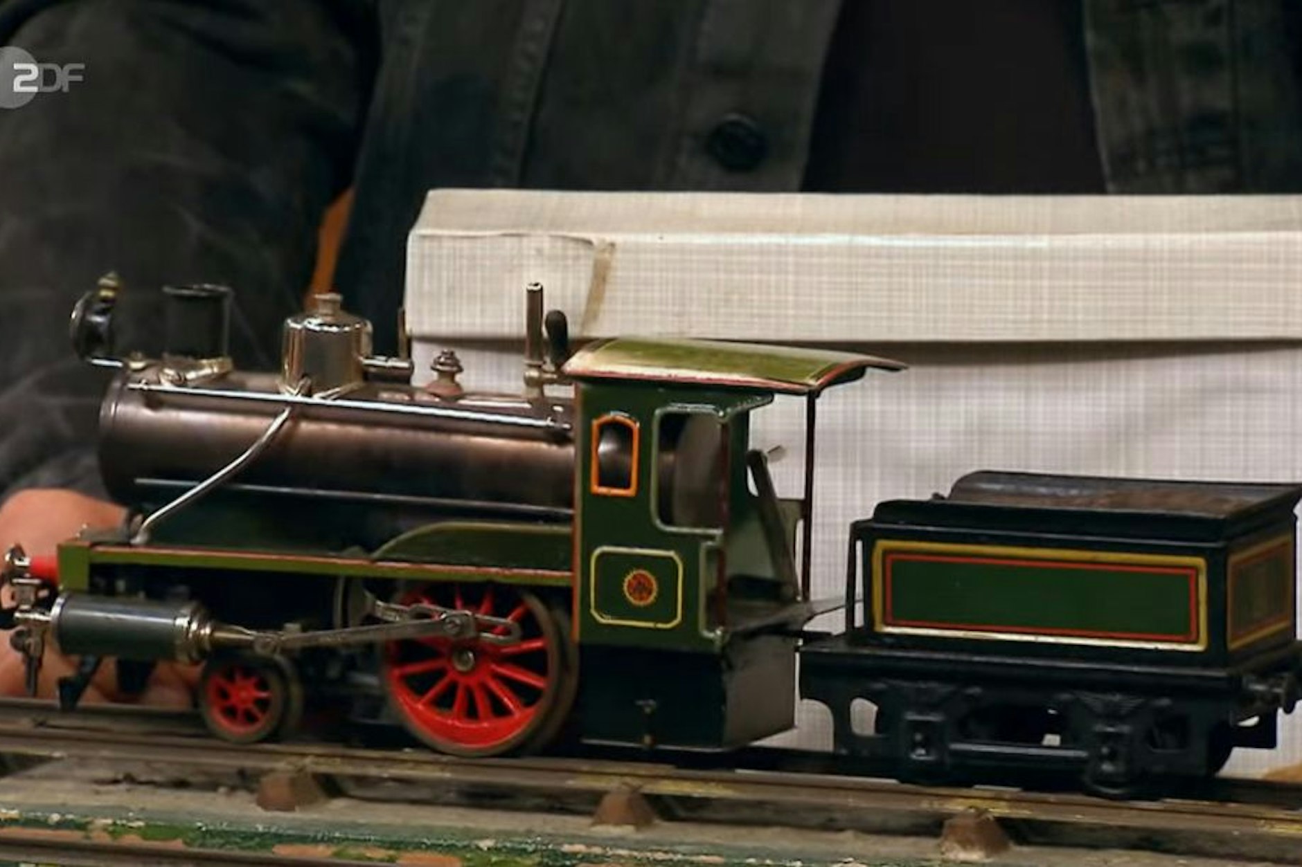 Eine alte Dampflok sorgt für richtig Stimmung im „Bares für Rares“-Händlerraum.