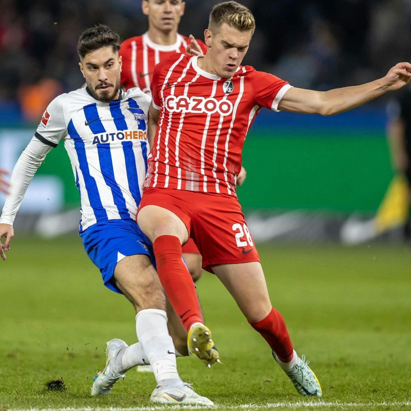 Herthas Suat Serdar nimmt Maß und Freiburgs Matthias Ginter kommt zu spät – Tor! Als zentraler Mittelfeldspieler ist der Ex-Schalker einfach effektiver.