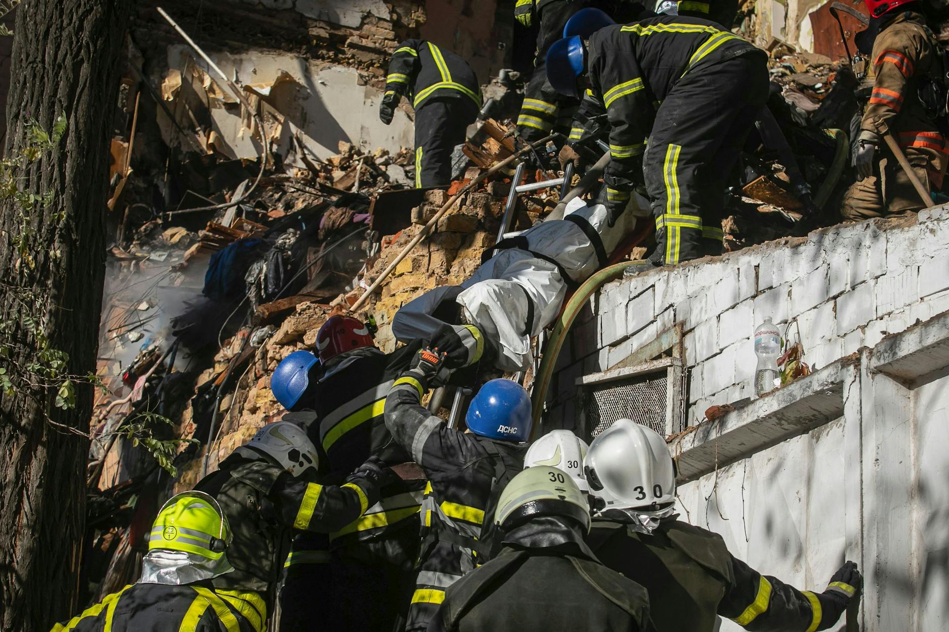 Feuerwehrleute bergen in Kiew die Leiche einer Person, die durch den Beschuss von Gebäuden durch Drohnen getötet wurde.