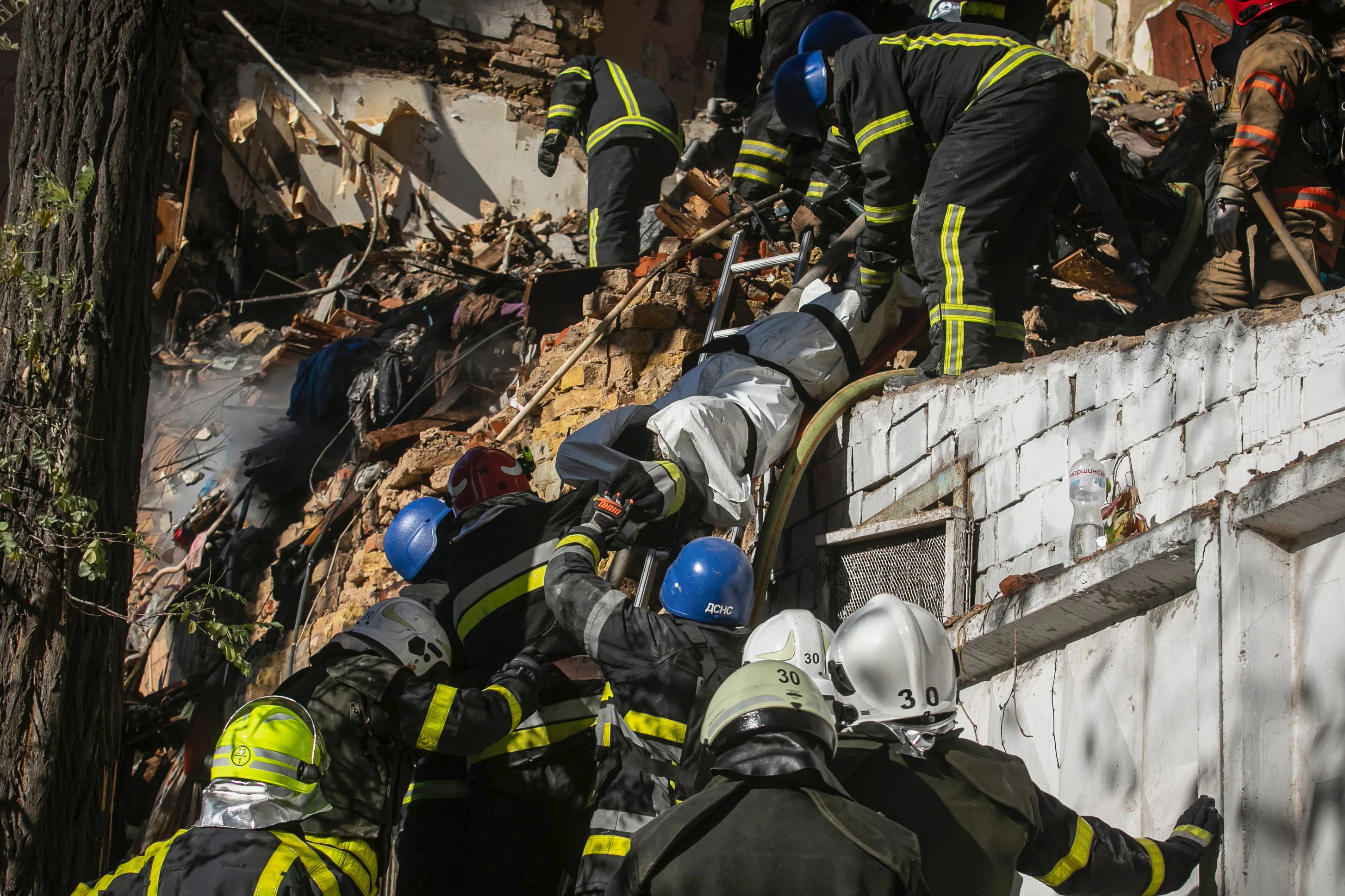 Feuerwehrleute bergen in Kiew die Leiche einer Person, die durch den Beschuss von Gebäuden durch Drohnen getötet wurde.