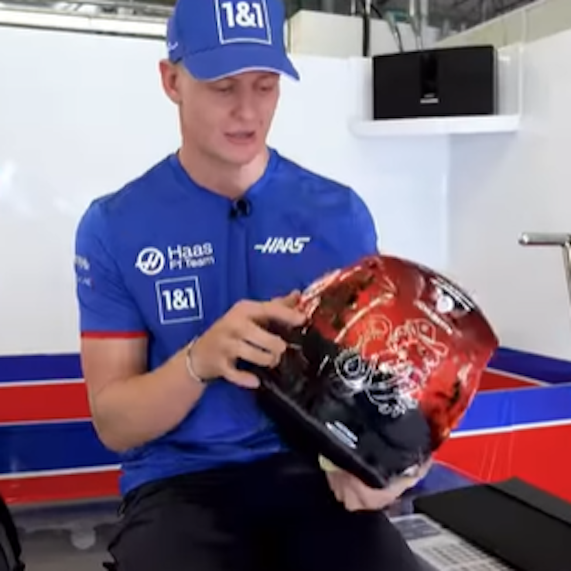 Mich Schumacher zeigt stolz seinen neuen Helm, den er seiner Schwester Gina widmet.