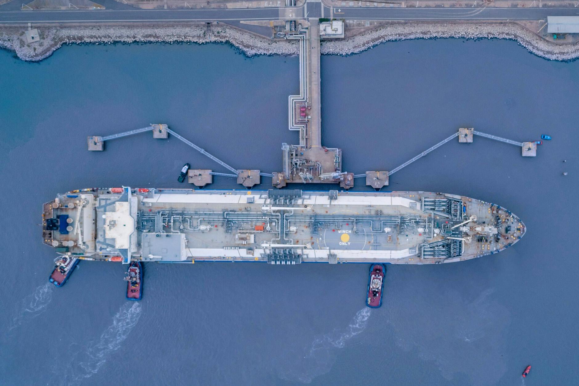 Die FSRU Exemplar, ein schwimmender Flüssiggasterminal in Finnland.