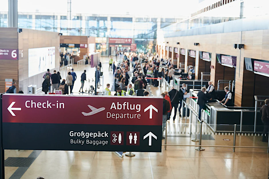 Reisende warten am Flughafen Berlin Brandenburg.&nbsp;