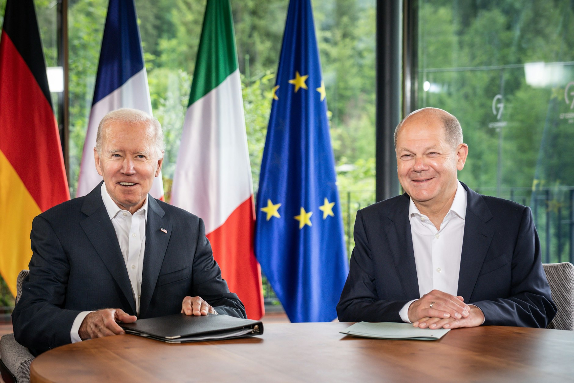 US-Präsident Joe Biden und Bundeskanzler Olaf Scholz (SPD) am letzten Tag des dreitägigen G7-Gipfel 2022. Zum Abschluss des Gipfels ging es um die neue Weltordnung nach dem russischen Angriff auf die Ukraine und um das Thema Digitalisierung.