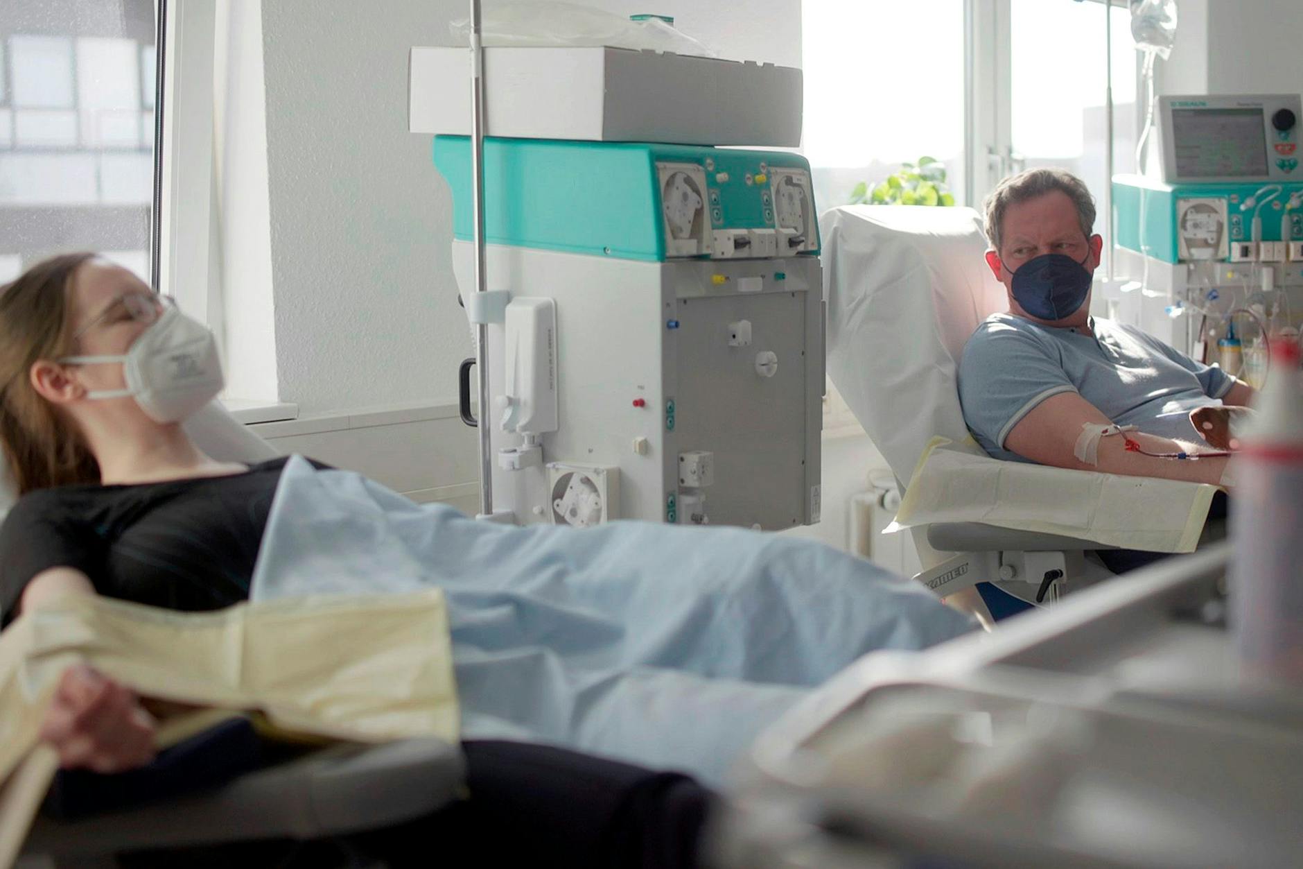 Eckart von Hirschhausen (r.) lernt während der Blutwäsche die schwer von Long Covid betroffene Miriam aus der Schweiz kennen. Szene aus der ARD-Sendung „Die Pandemie der Unbehandelten“.