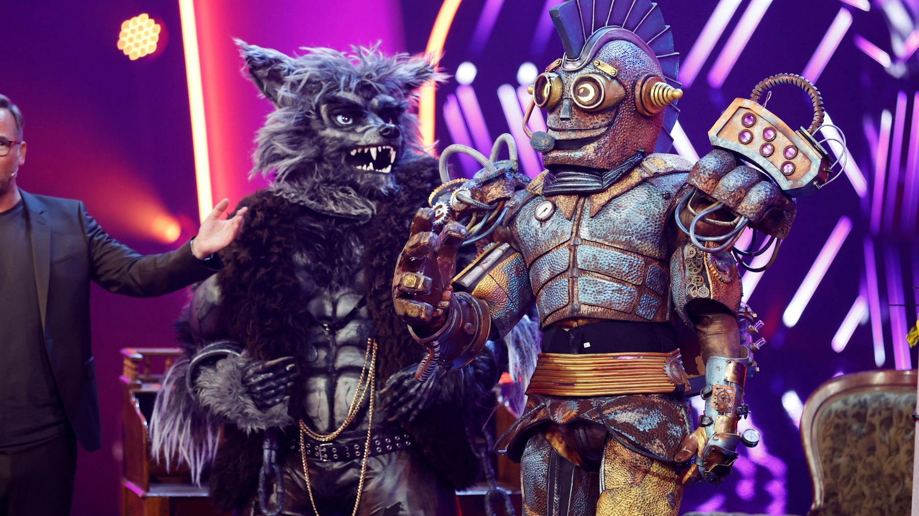 Rosty mit dem Werwolf auf der Masked Singer-Bühne. Bei beiden Figuren tippten Zuschauer schon auf Entertainer Joko Winterscheidt.