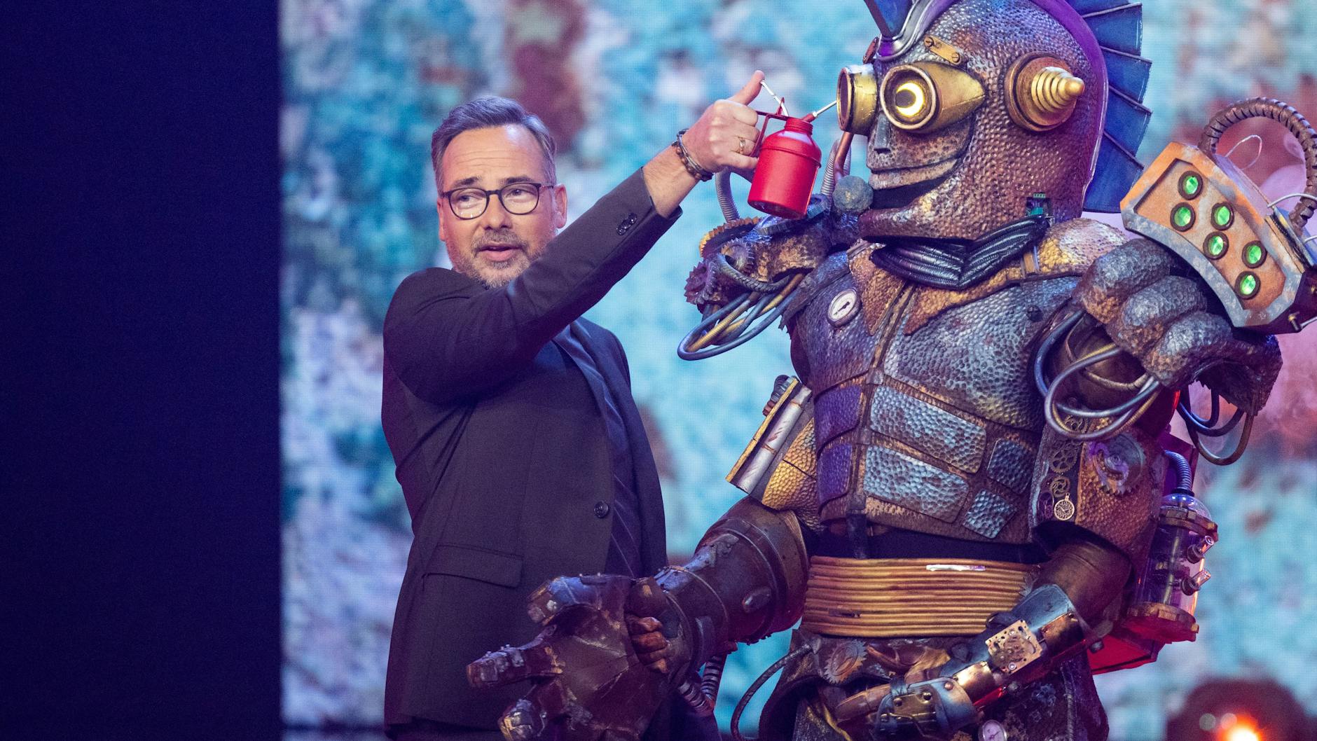 Die Taufe von No Name auf Rosty wurde von Moderator Matthias Opdenhövel bei Masked Singer stilecht mit einem Ölkännchen vollzogen.