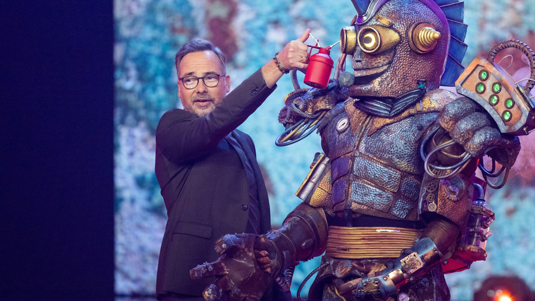 Die Taufe von No Name auf Rosty wurde von Moderator Matthias Opdenhövel bei Masked Singer stilecht mit einem Ölkännchen vollzogen.