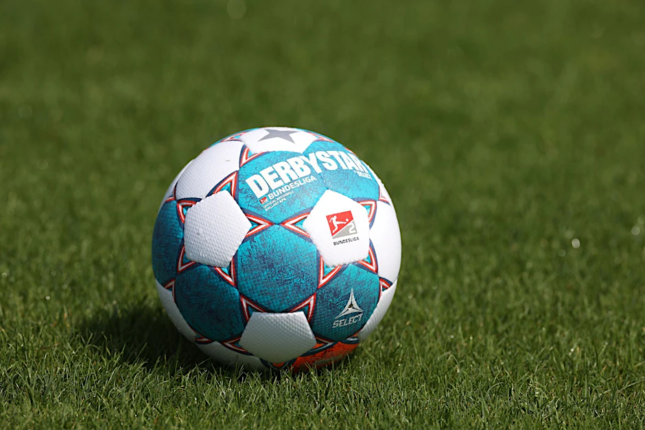 ARCHIV - Der Spielball der Saison 2021/2022 der 2. Bundesliga liegt auf dem Rasen.  