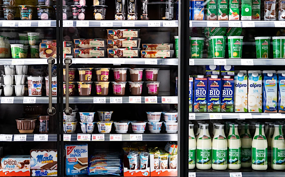 ARCHIV - Milchprodukte stehen in einem Supermarktregal.  