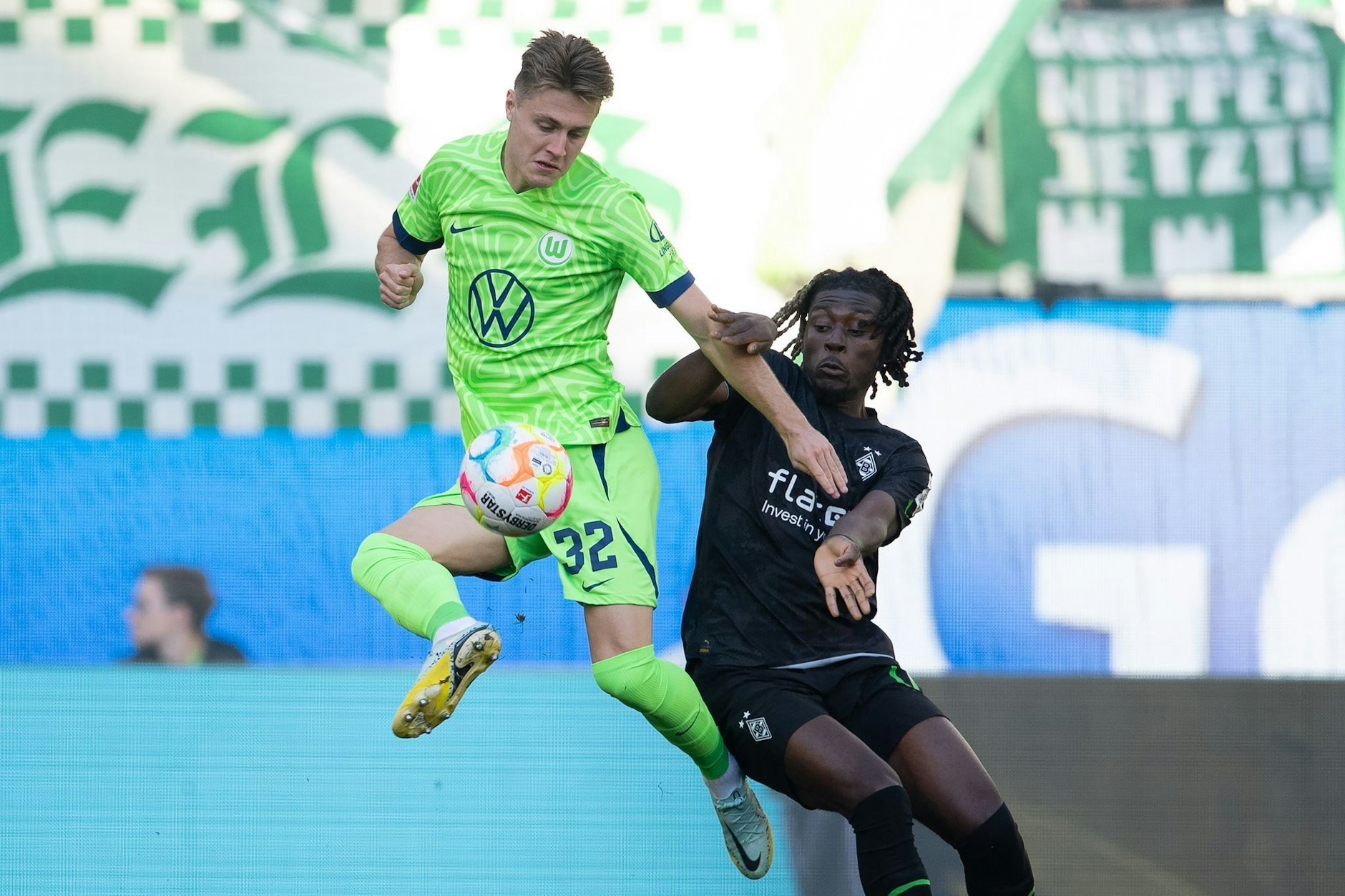 Wolfsburgs Mattias Svanberg (l) spielt im Zweikampf mit Gladbachs Manu Kone.   - Nutzung nur nach schriftlicher Vereinbarung mit der dpa