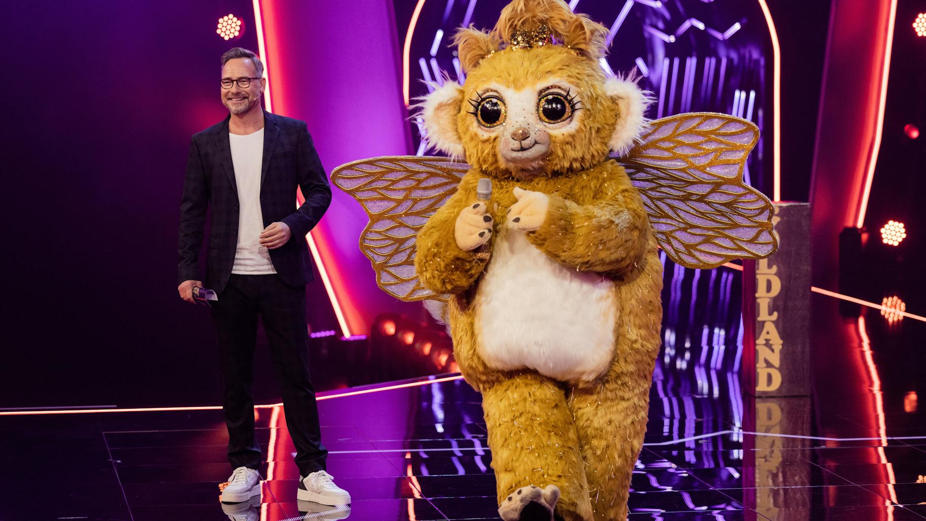 Goldi mit dem Masked Singer-Moderator Matthias Opdenhövel.