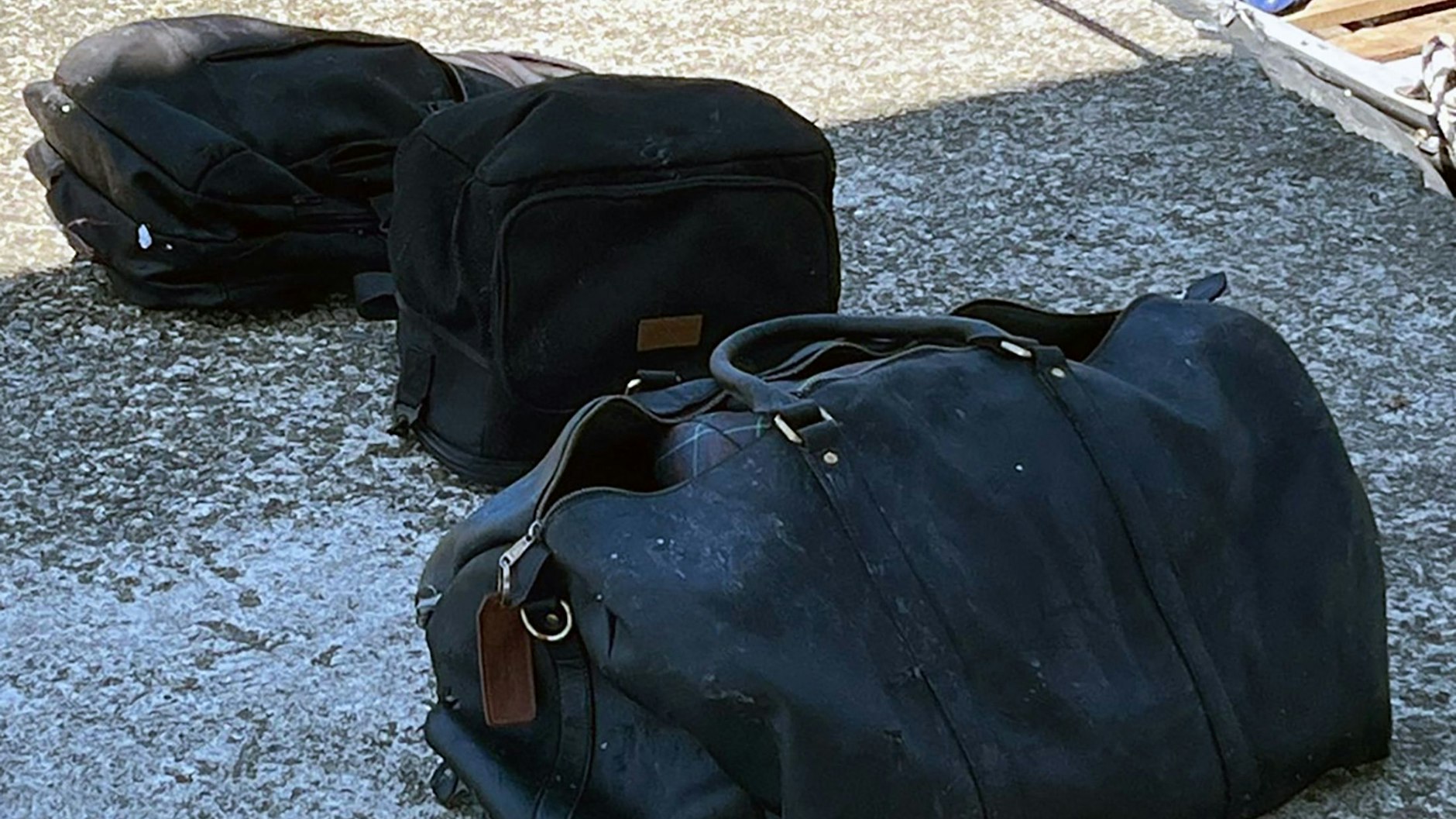 Auch diese Taschen gehören zu den aus dem Meer geborgenen Gegenständen. 