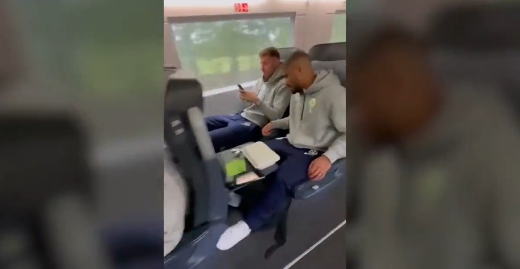 Unfassbares Video: Wolfsburg-Fußballprofis missachten Maskenpflicht und machen sich über Bahn-Personal lustig