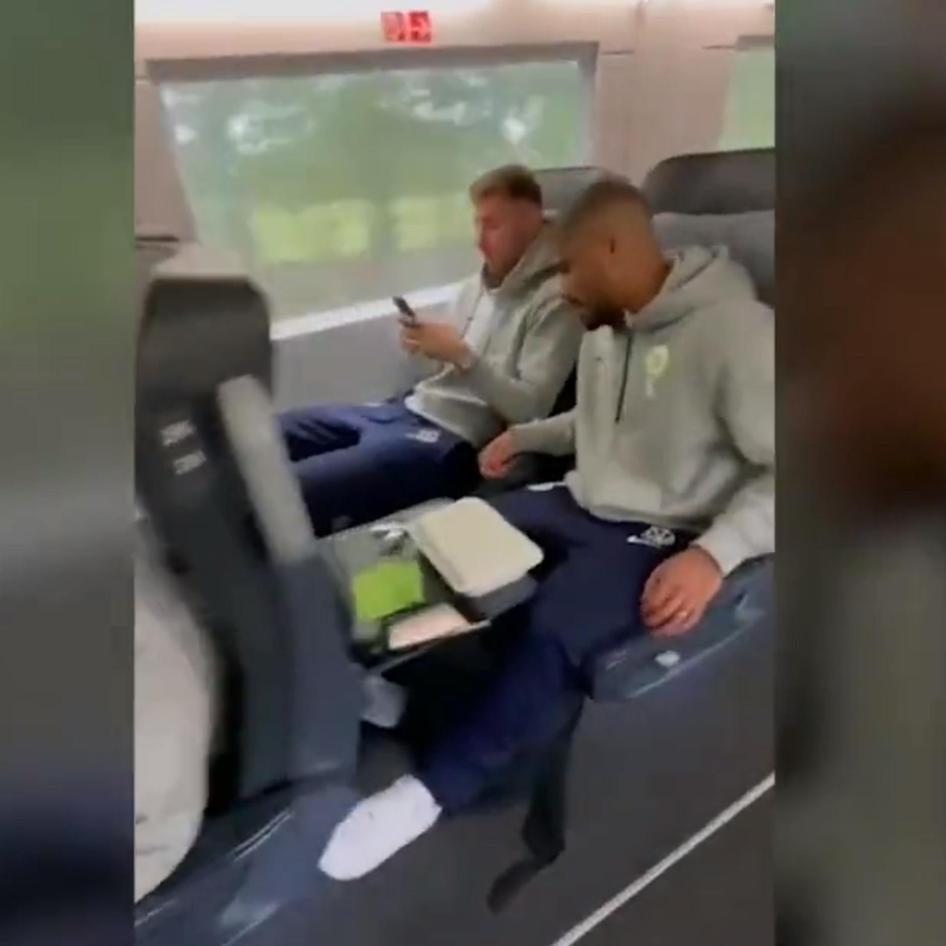 Unfassbares Video: Wolfsburg-Fußballprofis missachten Maskenpflicht und machen sich über Bahn-Personal lustig