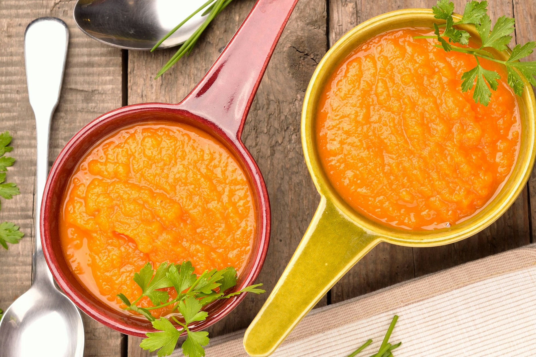 Möhensuppe ist köstlich - und sowohl günstig als auch simpel zuzubereiten. Ein echt geniales Rezept!