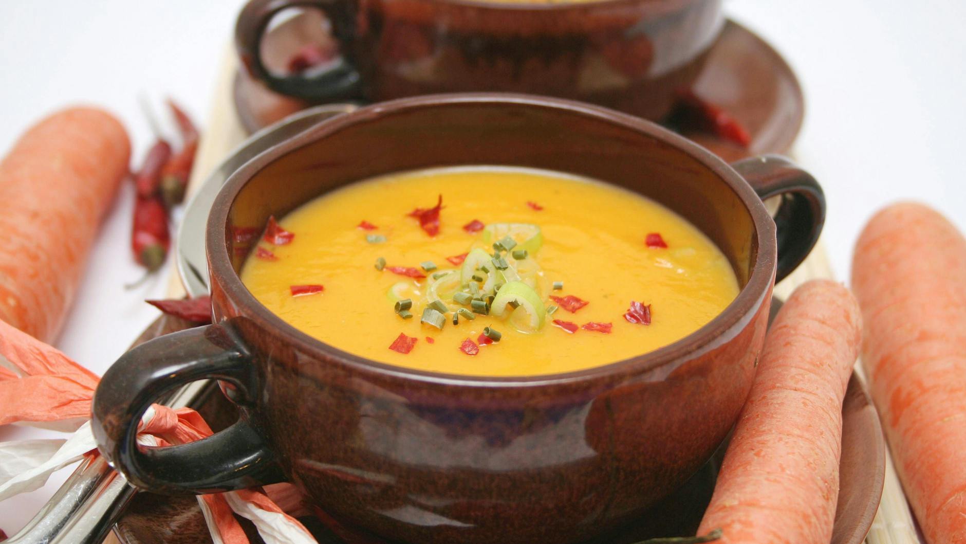 Chiliflocken machen die Suppe richtig würzig - probieren Sie das Rezept unbedingt aus!