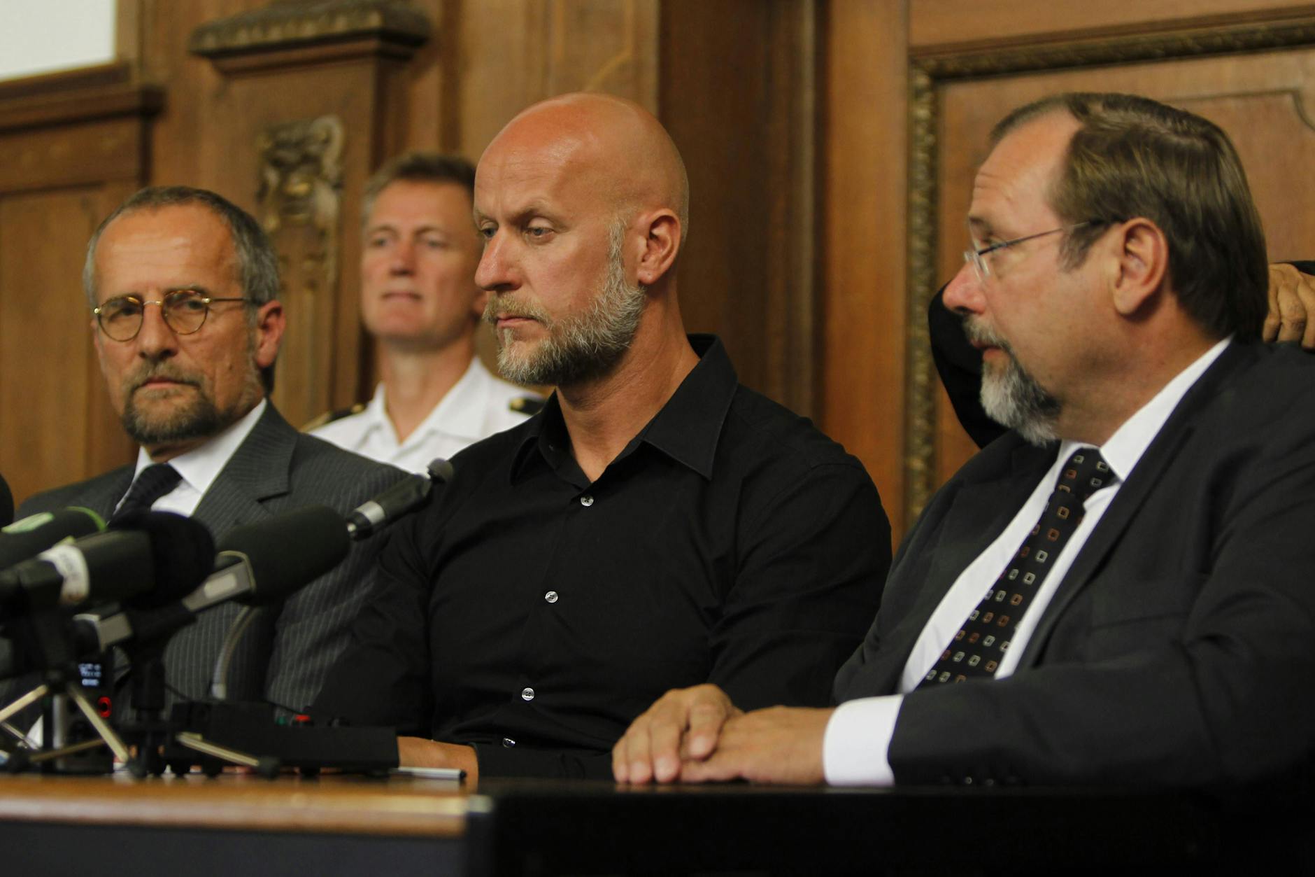 Schallers bitterste Stunde: Auf einer Pressekonferenz am 25. Juli 2010 muss er Auskunft über die Abläufe der tödlich geendeten Loveparade in Duisburg geben.