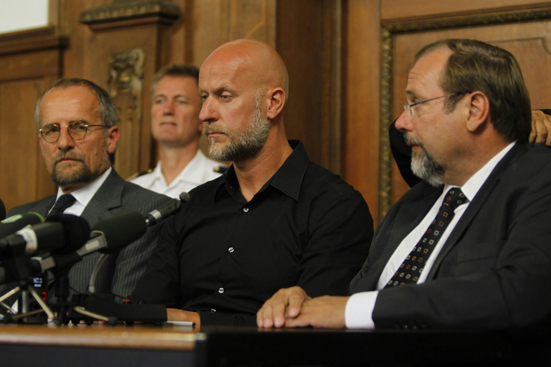 Schallers bitterste Stunde: Auf einer Pressekonferenz am 25. Juli 2010 muss er Auskunft über die Abläufe der tödlich geendeten Loveparade in Duisburg geben.