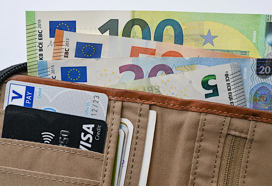 ARCHIV - Viele Eurobanknoten stecken in einer Geldbörse.  lustration