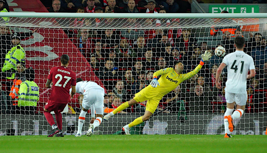 Liverpools Darwin Nunez (l) erzielt das 1:0.  